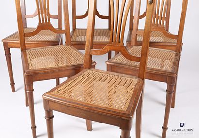 null Suite de six chaises en bois naturel, le dossier ajouré orné d'un bandeau simulant...