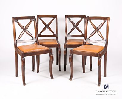 null Suite de quatre chaises en bois naturel mouluré, teinté et sculpté , le dossier...