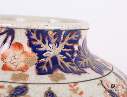 null ASIE

Vase en porcelaine craquelée de forme balustre à décor émaillé bleu, rouge...