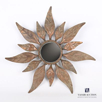 null Brass wall mirror in the shape of a flower in full bloom

(wear to the patina)

Diameter...
