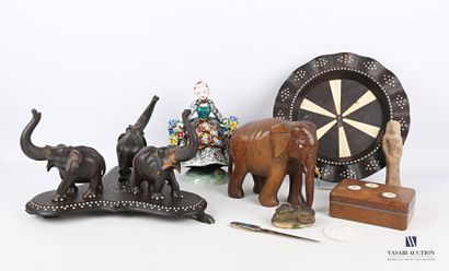 null Lot comprenant quatre éléphants en bois sculpté, une boite en bois le couvercle...