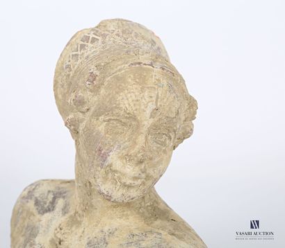 null Terracotta subject representing the bust of a woman with a headdress

(accidents)

Height...