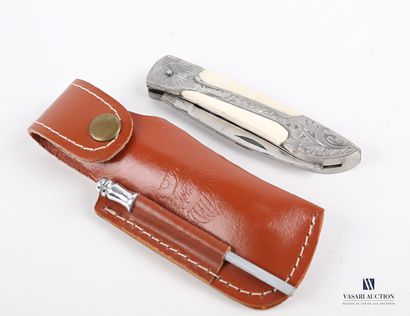 null Retractable pocket knife and its rifle in metal and horn decorated with an Indian...