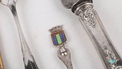 null Lot in silver plated metal including a young cutlery, two forks, a jam spoon,...