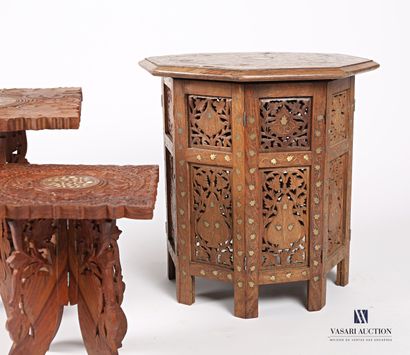 null Lot de trois tables en bois exotique sculpté à décor de feuillages et inscrustations....