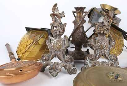 null Lot including a pair of bronze andirons in the Louis XV style (Height: 29 cm),...