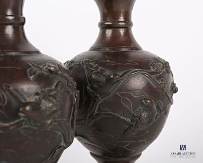 null ASIE

Paire de vases en bronze à patine brune de forme balustre, la col et le...