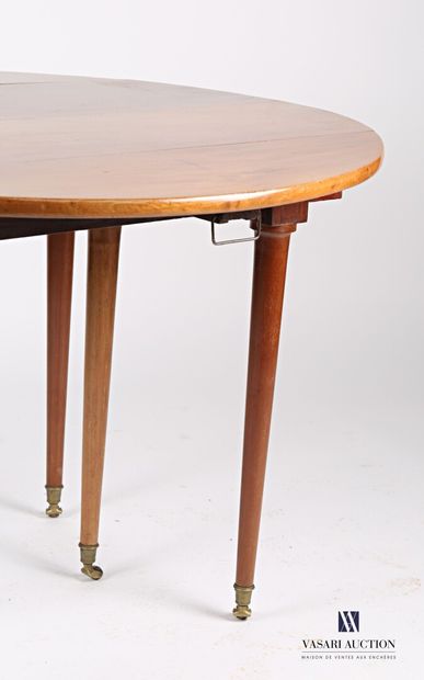 null Table en bois naturel, le plateau de forme ronde déployant repose sur 6 pieds...