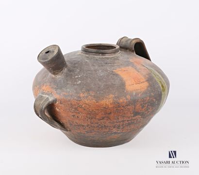 null Oil jar in terra cotta, the slightly flattened body presents two handles and...