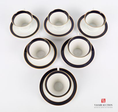 null Suite de six tasses et leur sous-tasse en porcelaine blanche, la bordure interne...