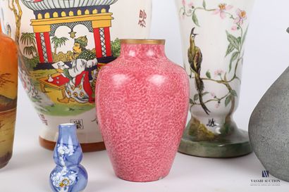 null Lot de six vases comprenant un vase en procelaine de forme balustre à décor...