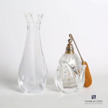 null DAUM

Vase soliflore en cristal de forme libre, signé au talon.

Haut. : 18...
