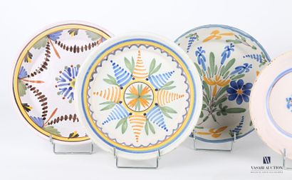 null Lot of six earthenware plates including two plates decorated with a flowery...