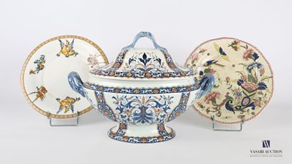 null GIEN

Earthenware lot including a covered tureen of shuttle form with decoration...