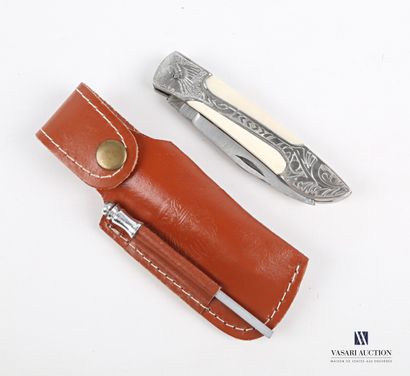 null Retractable pocket knife and its rifle in metal and horn decorated with an Indian...