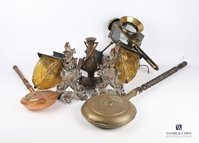 null Lot comprenant une paire de chenets en bronze dans le style Louis XV (Haut....