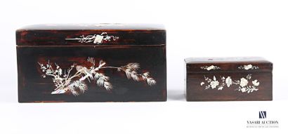 null Set of two wooden boxes with burgundy and engraved decoration of flowering branches...