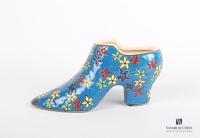 null Soulier en faïence à décor en émaux cloisonnés de fleurs sur fond bleu.

Marqué...