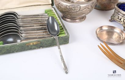 null Lot en métal argenté comprenant un coquetier et sa cuillère à décor de paons...