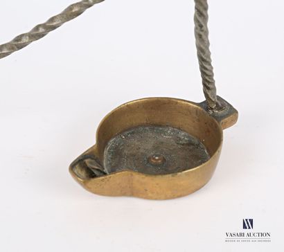 null Hanging oil lamp in bronze, the twisted shaft (Height: 37,5 cm)

(wear)