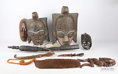 null AFRICA

Wooden lot including a machete decorated with a lion and an elephant,...