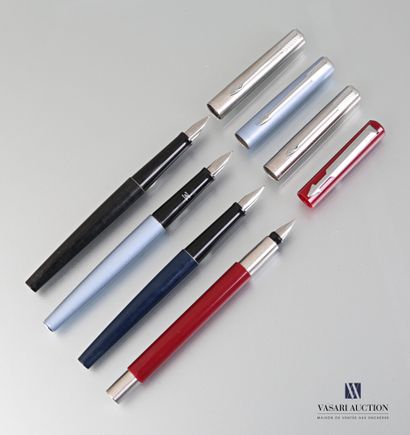 null PARKER

Lot de quatre stylo-plume de couleur noir/acier, bleu foncé/acier, rouge...