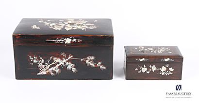 null Set of two wooden boxes with burgundy and engraved decoration of flowering branches...