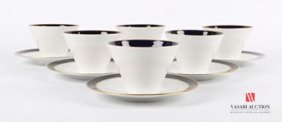 null Suite de six tasses et leur sous-tasse en porcelaine blanche, la bordure interne...
