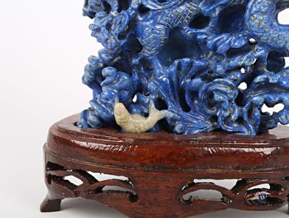 null CHINE

Vase couvert en pierre dure sculpté représentant un dragon et un phoenix...