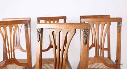 null Suite de six chaises en bois naturel, le dossier ajouré orné d'un bandeau simulant...