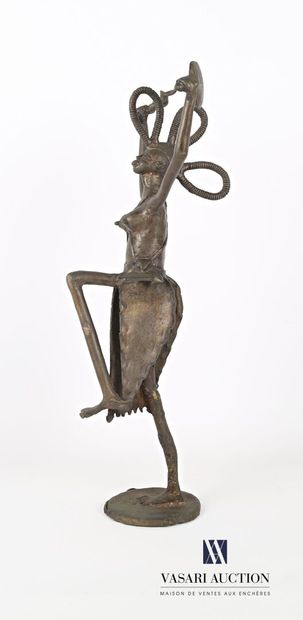 null CAMEROUN ?

Sujet en bronze à patine brune représentnant une danseuse à la coiffe.

(légères...