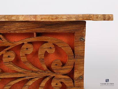null Boîte en bois naturel mouluré et sculpté à décor ajouré d'un paon sur le couvercle...