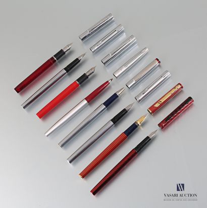 null Lot de huit stylos comprenant trois stylo-plumes Waterman en acier, acier strié...