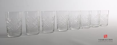 null Suite de huit verres à liqueur en verre de forme tronconique à décor de croisillons...