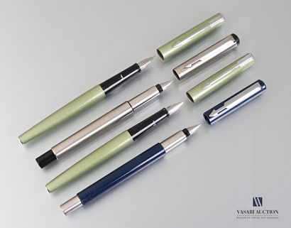 null PARKER

Lot de quatre stylo-plulmes de couleur bleu foncé, vert et acier

(usures...