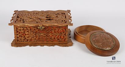 null Boîte en bois naturel mouluré et sculpté à décor ajouré d'un paon sur le couvercle...