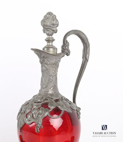 null Service with liquor out of red tinted glass and regule with decoration of flowers...