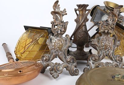 null Lot comprenant une paire de chenets en bronze dans le style Louis XV (Haut....
