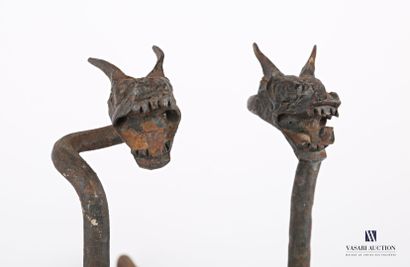 null Pair of wrought iron andirons featuring scrolls topped by a dragon's head.

(oxidations)

Height...