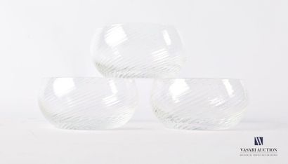 Suite de trois bols de forme ovoïde en verre...
