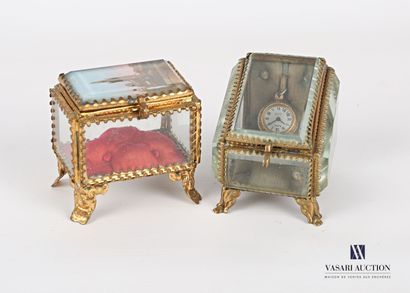 null Lot of two jewelry boxes, the gilded metal frame, one has a lid with painted...