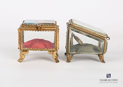 null Lot of two jewelry boxes, the gilded metal frame, one has a lid with painted...