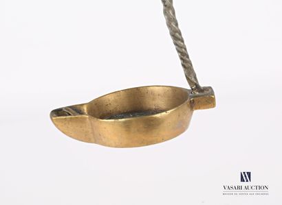 null Lampe à huile suspendue en bronze, le fût torsadé (Haut. : 37,5 cm)

(usure...