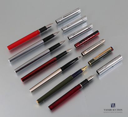 null Lot de huit stylos comprenant trois stylo-plumes Waterman en acier, acier strié...