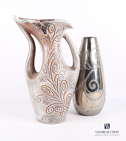 null Lot comprenant, un vase en céramique de forme libre à décor de fleurs et végétaux...