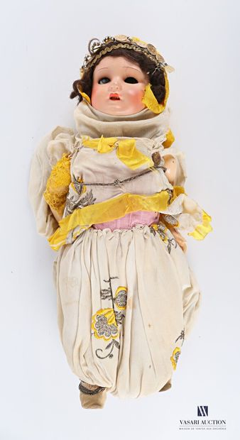 null Doll in oriental dress, the body in painted paper maché

Marked 8 on the neck

(wear...