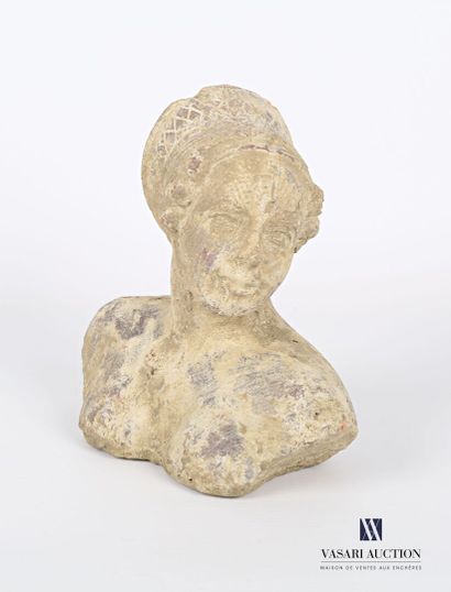 null Terracotta subject representing the bust of a woman with a headdress

(accidents)

Height...