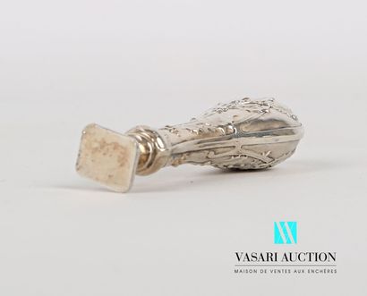 null Blind stamp in silver, the handle piriform decorated with branches of holly.

Height...