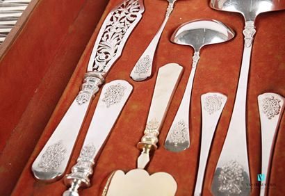 null Silver and vermeil household of 210 pieces, the flared handle presents in its...
