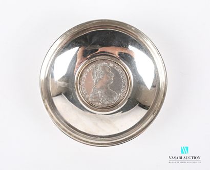 null Coupelle en métal argenté de forme ronde présentant en son centre un thaler...